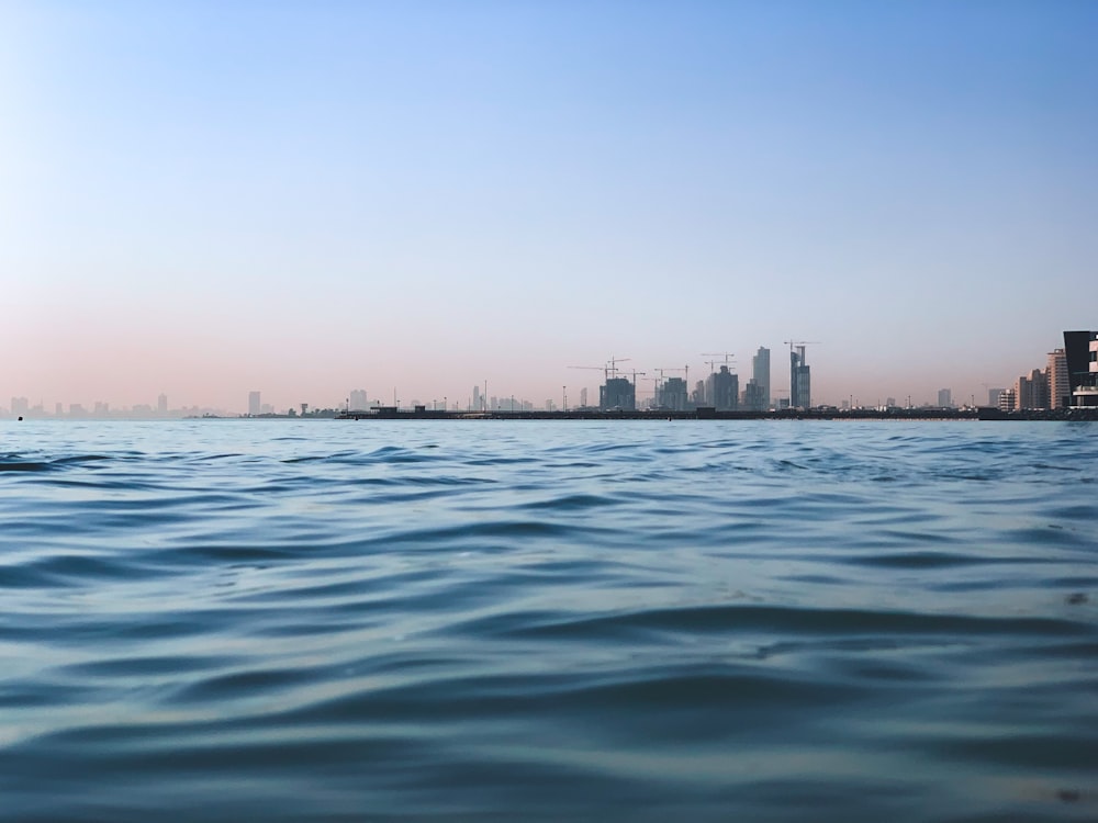 Cuerpo de agua cerca de edificios de la ciudad durante el día