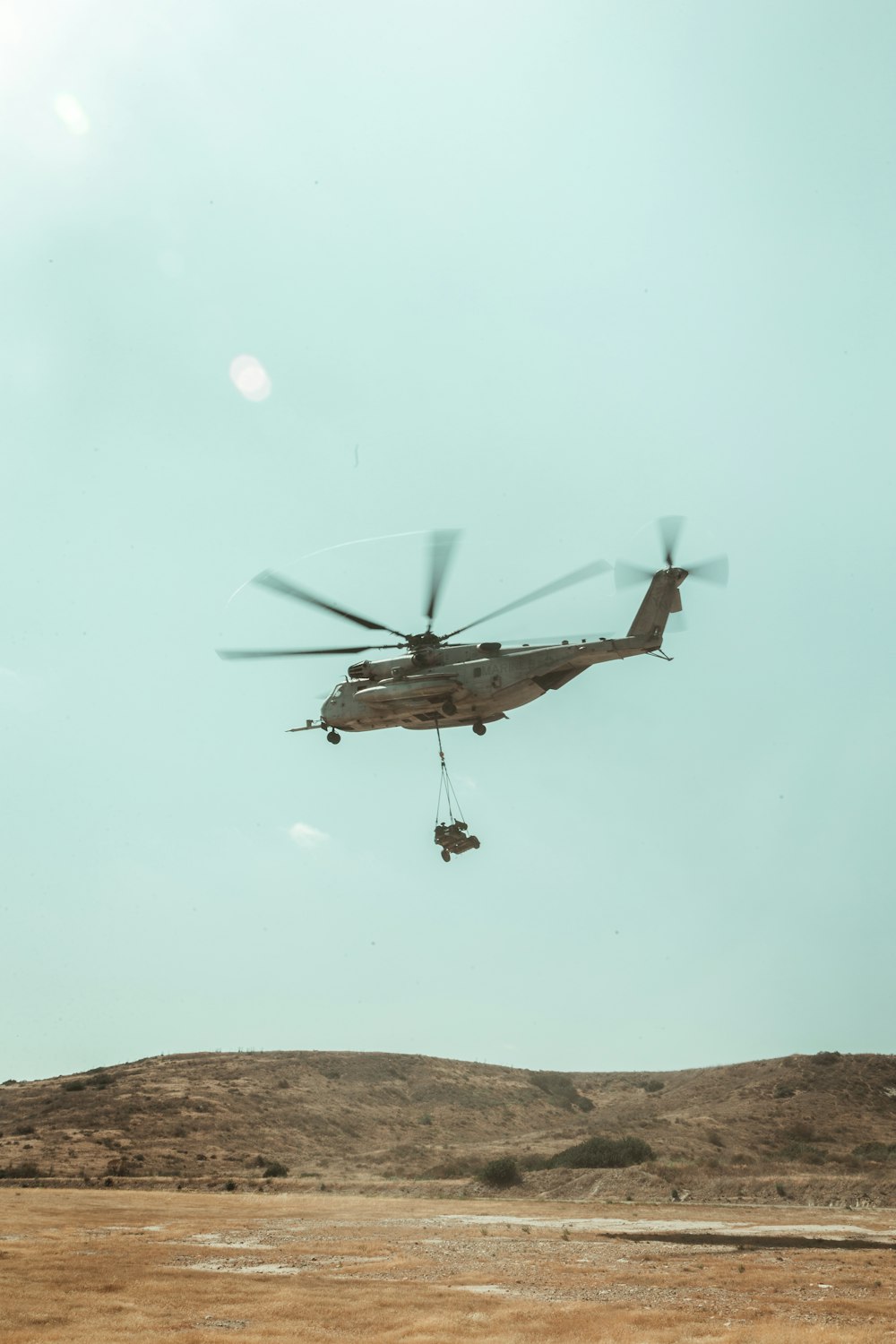 Helicóptero marrón y blanco volando durante el día