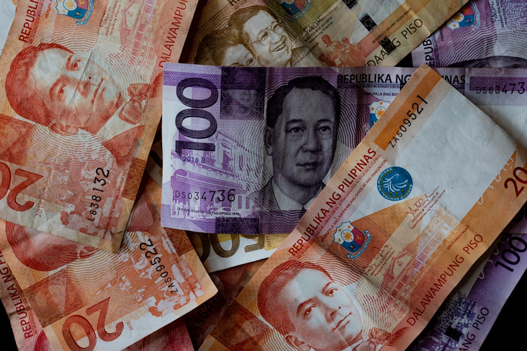 20 and 100 philippine peso bill