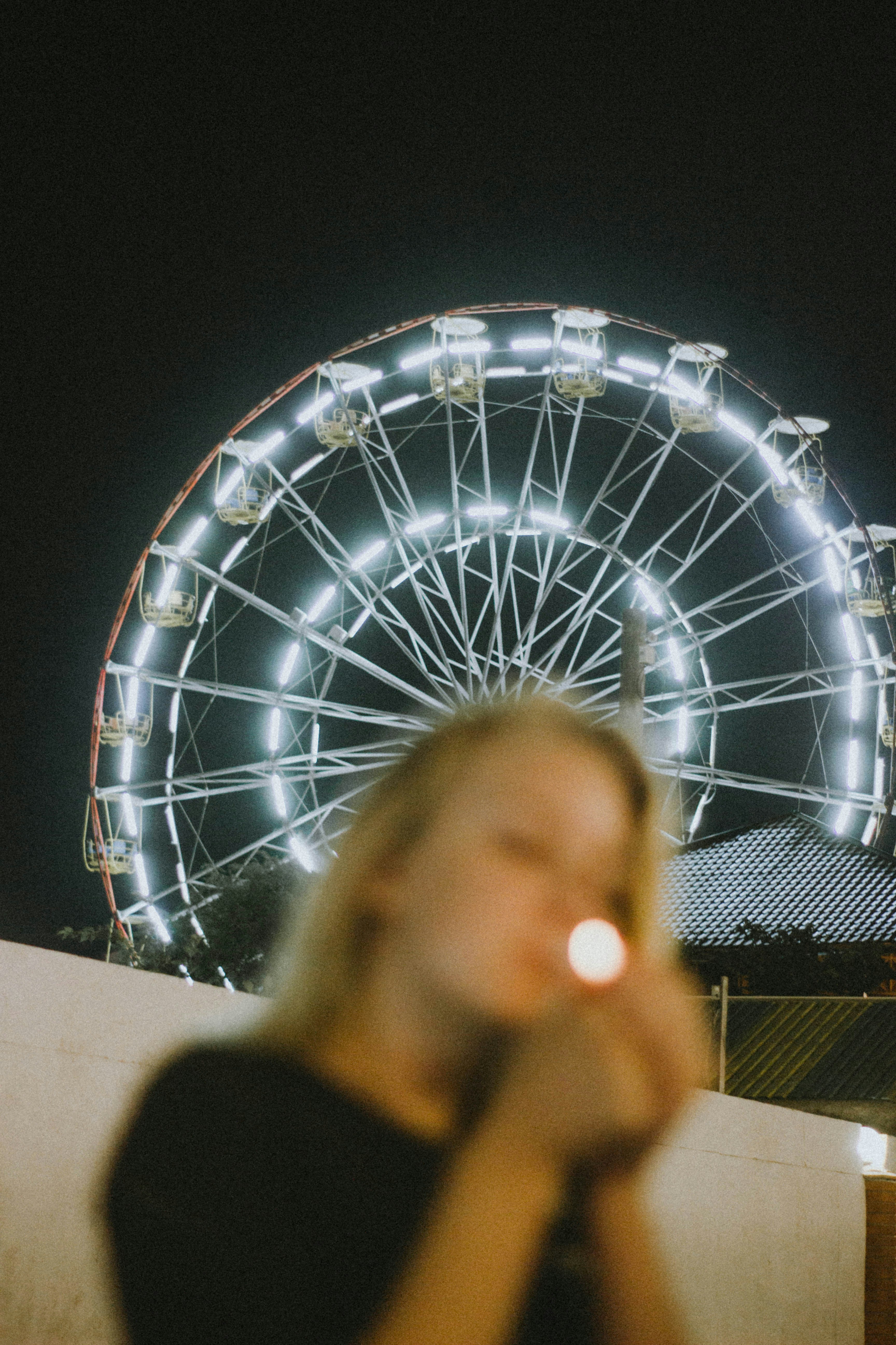 Mujer con camisa negra de manga larga