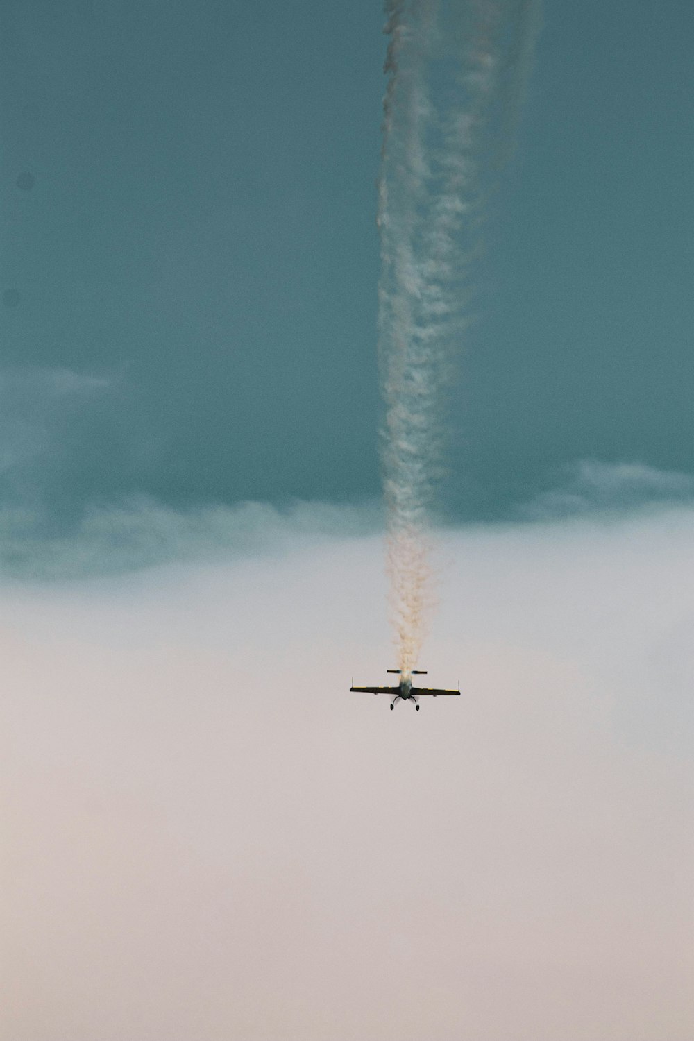 Flugzeug, das tagsüber am Himmel fliegt