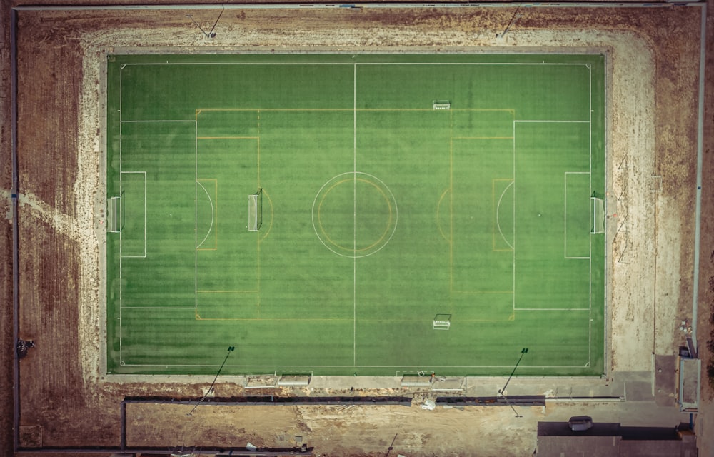 campo de futebol verde durante o dia