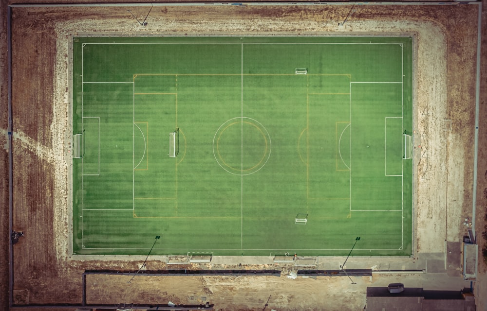 terrain de football vert pendant la journée