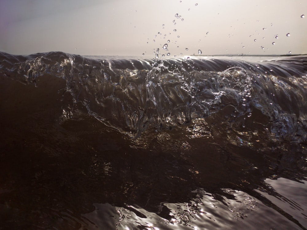 ondas de água que atingem a costa