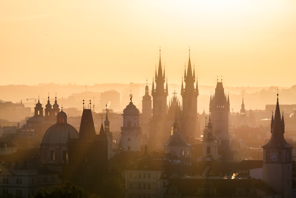 Braunes und weißes Betongebäude tagsüber