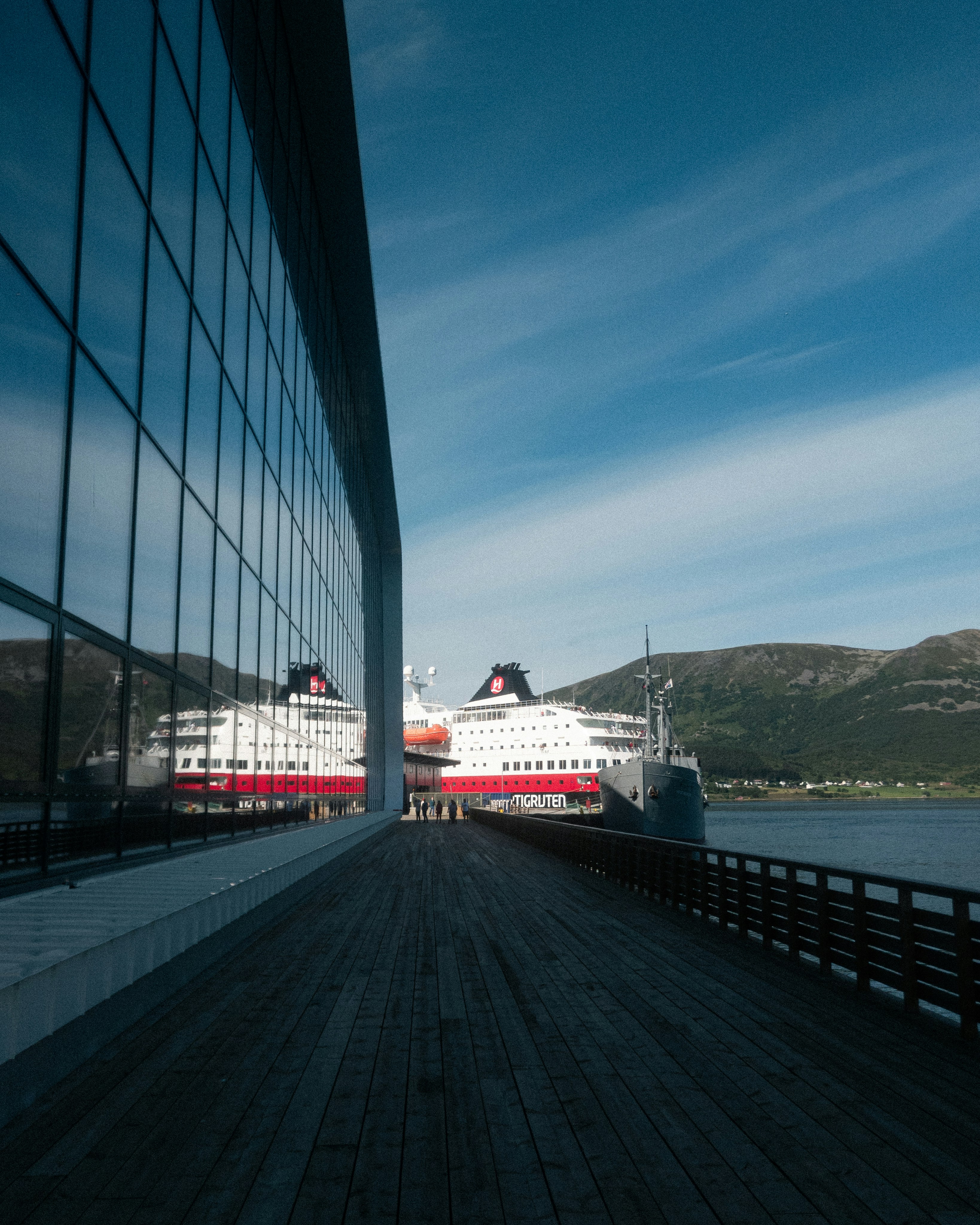 weißes Schiff tagsüber auf See unter blauem Himmel