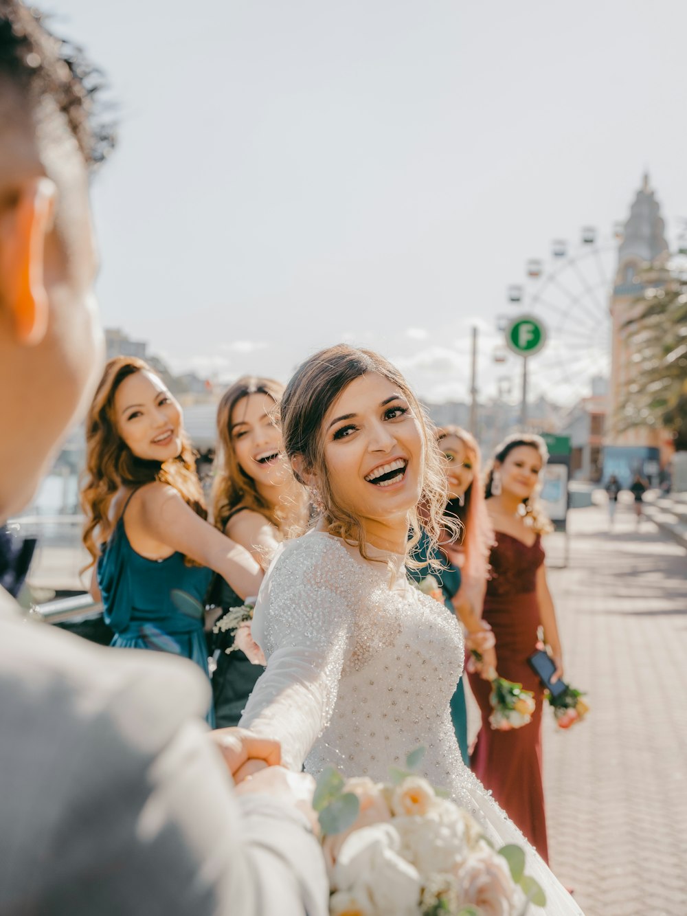 Mujer en vestido blanco sin mangas sonriendo