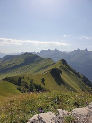 Rothenthurm im Kanton Schwyz – Grüne Moorlandschaft und Bergpanorama in der Zentralschweiz