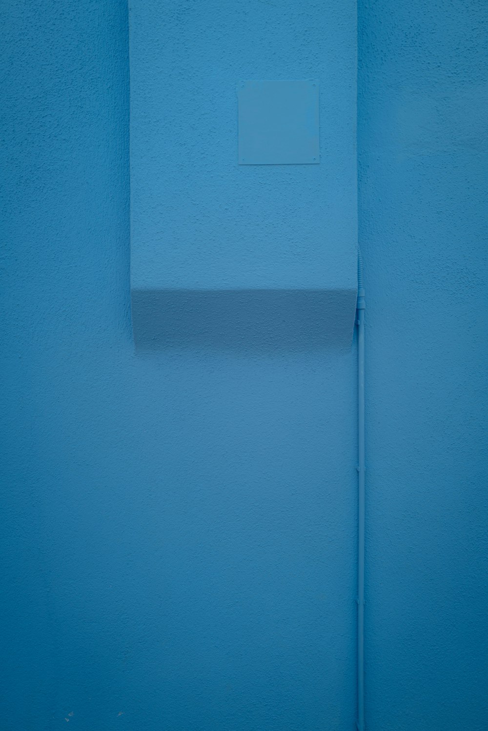 파란색 벽에 흰색 조명 스위치