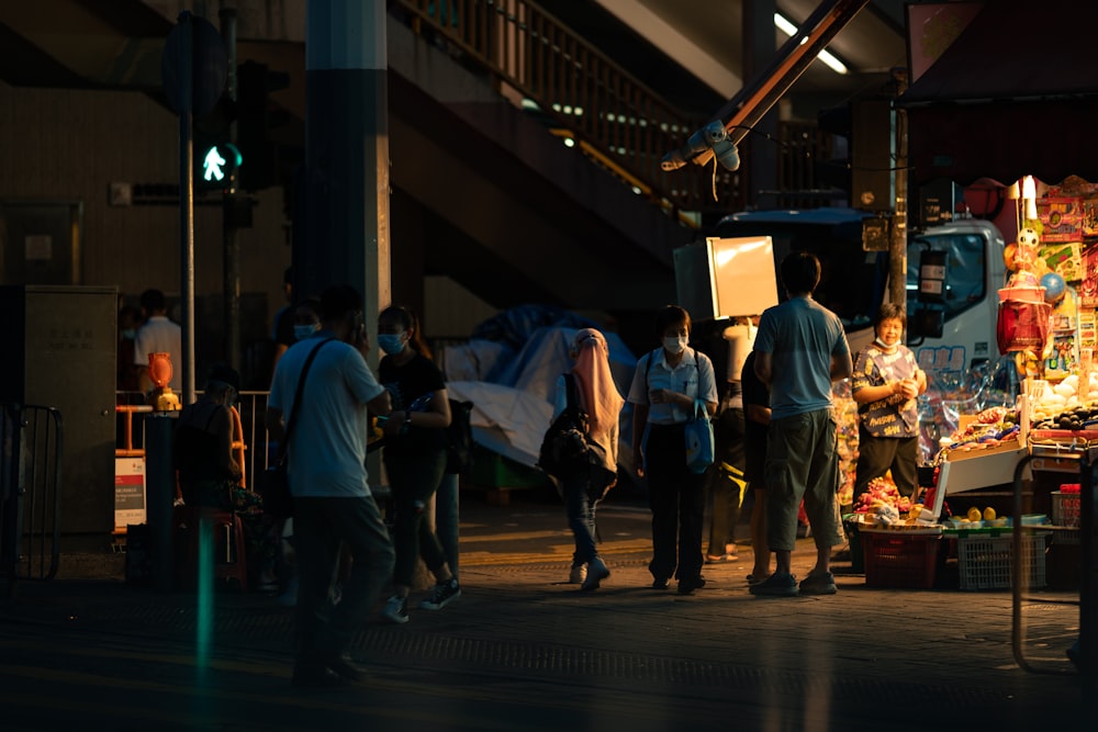 Personas que caminan por la calle durante la noche