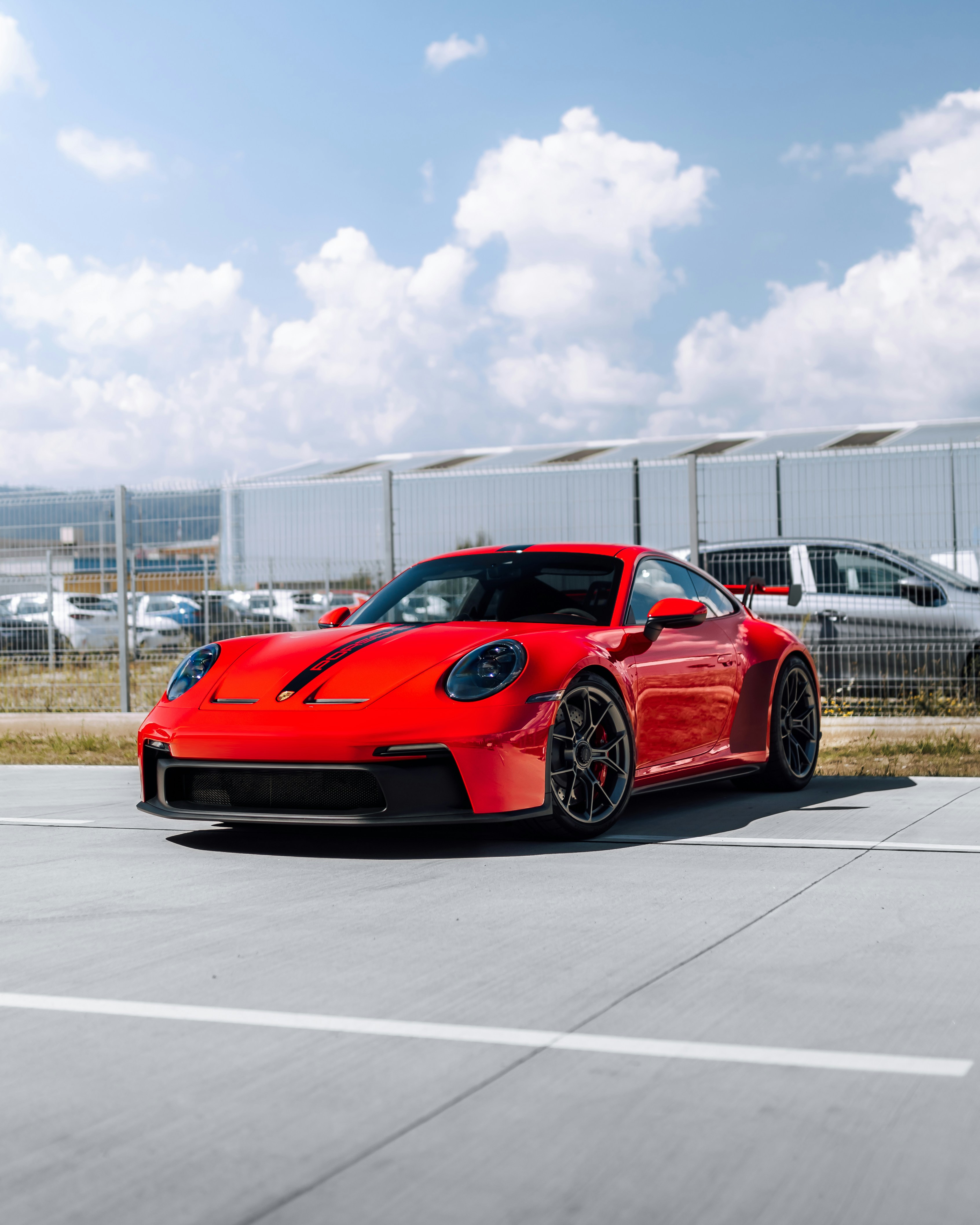 Foto zum Thema Roter Ferrari 458 Italia tagsüber unterwegs ...