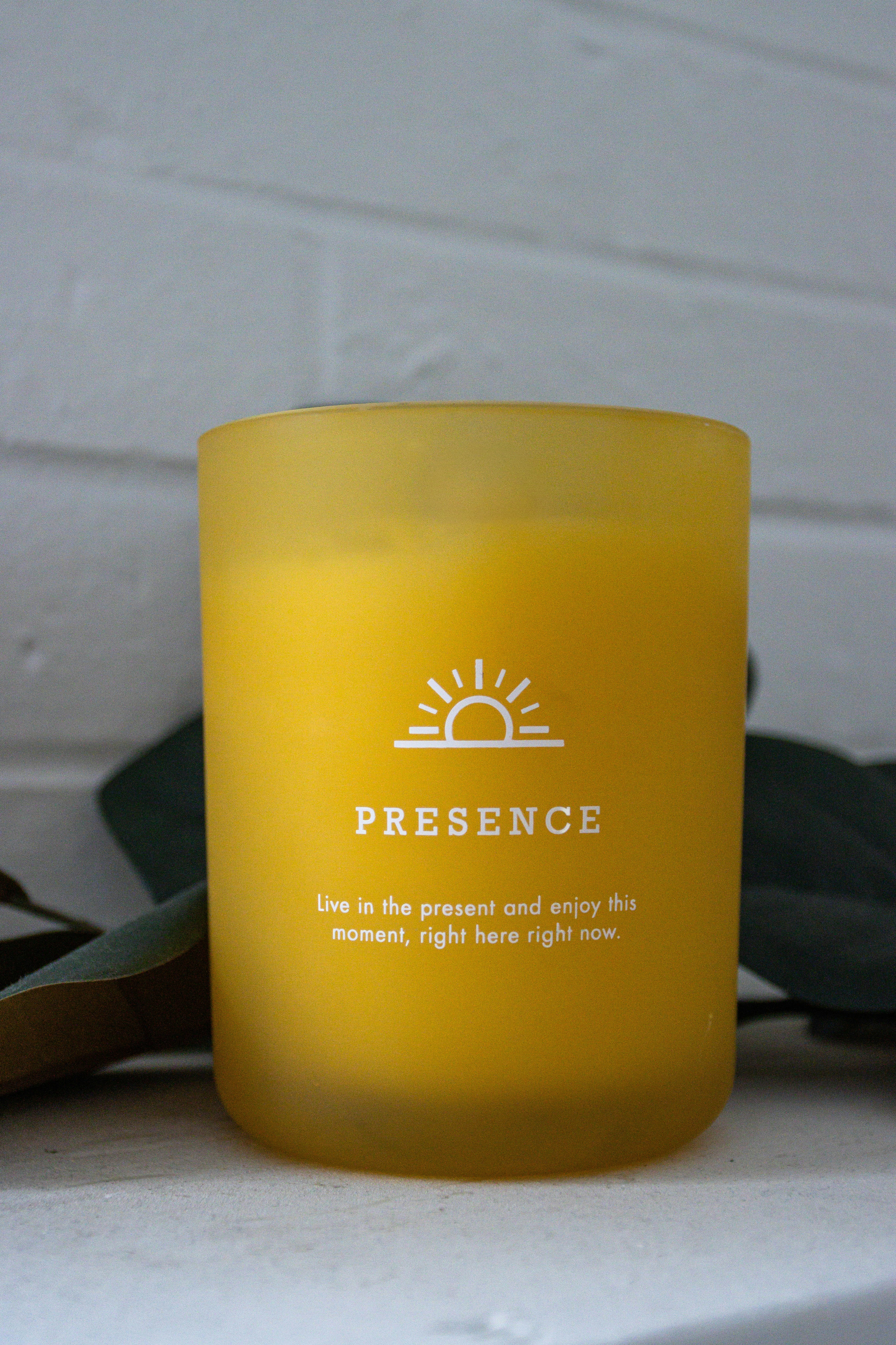 bouteille en plastique jaune sur table blanche