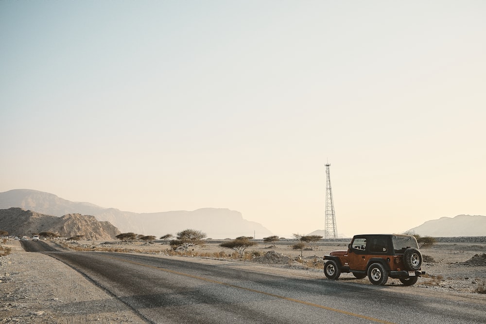 日中の道路上の黒いSUV