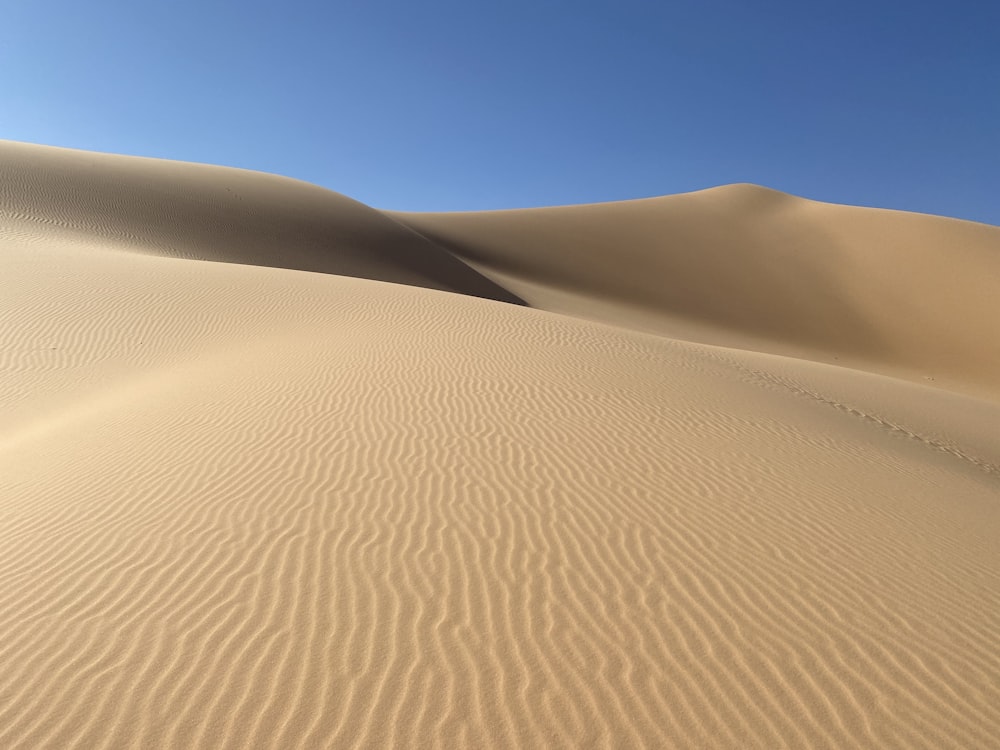 Wüste unter blauem Himmel während des Tages
