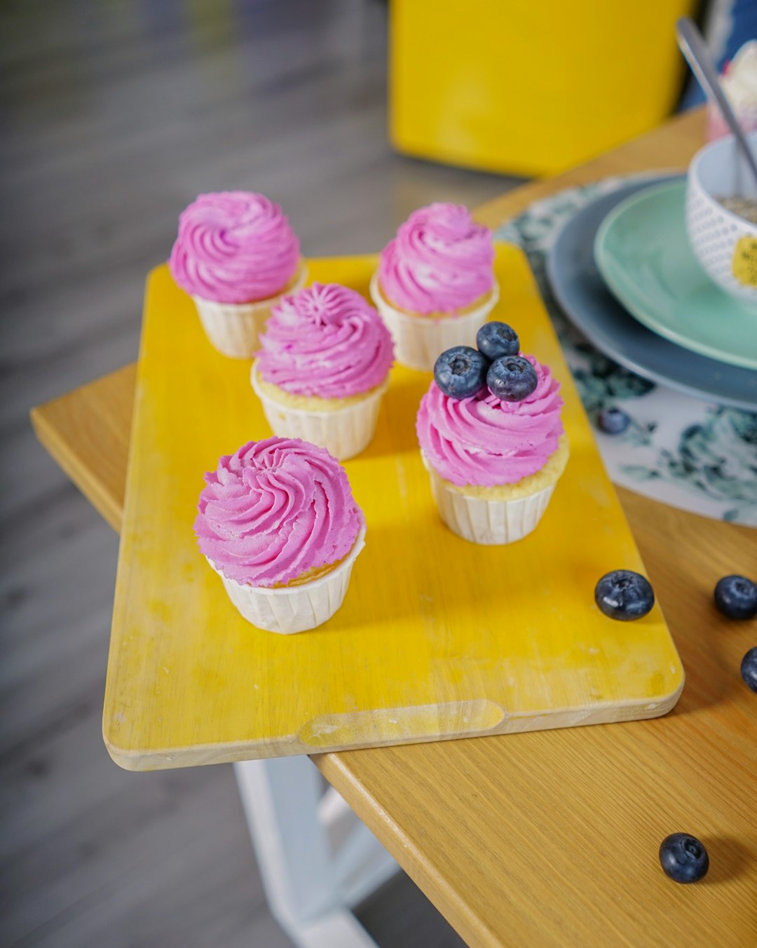 cupcakes on brown wooden table