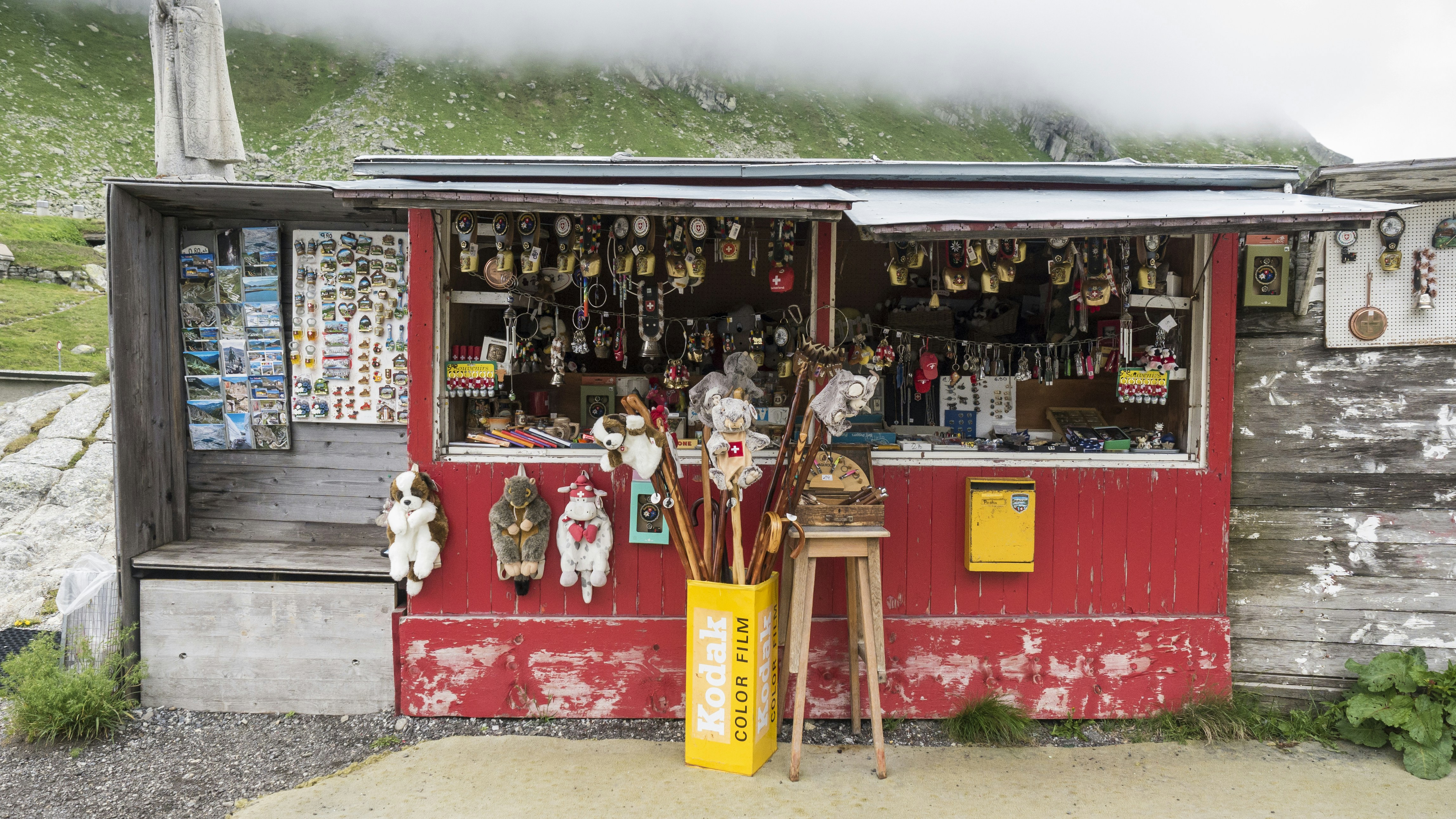 Kiosk mit einem breiten Angebot von Souveniers. Kiosk with a wide range of souvenirs.