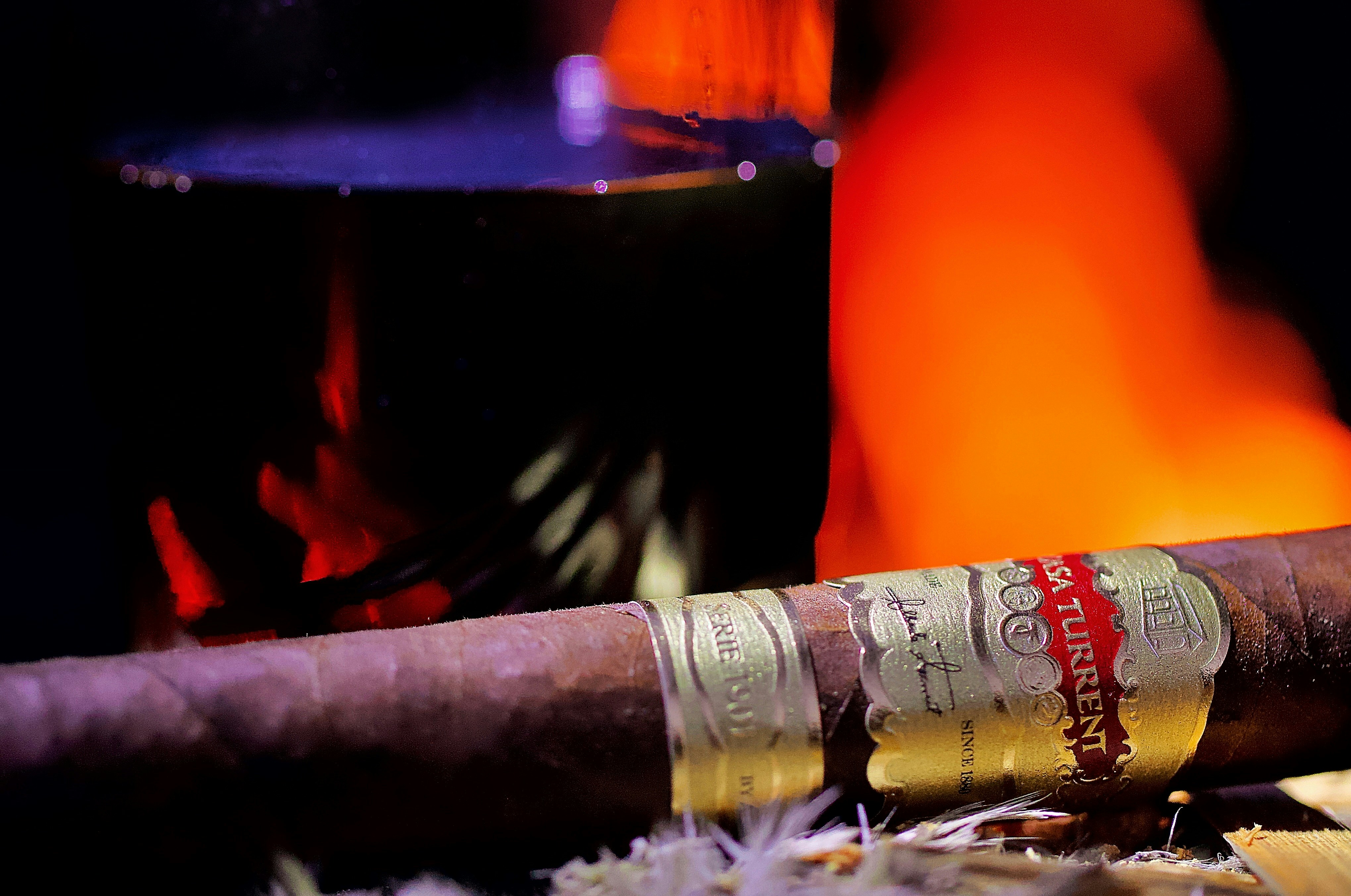 갈색 나무 막대기에 레드 와인 병