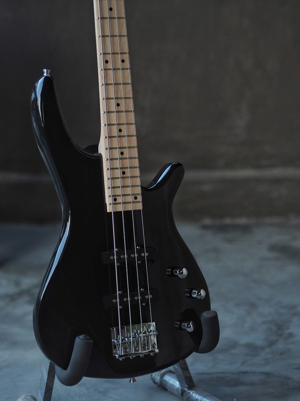 guitare électrique noire sur textile noir et blanc