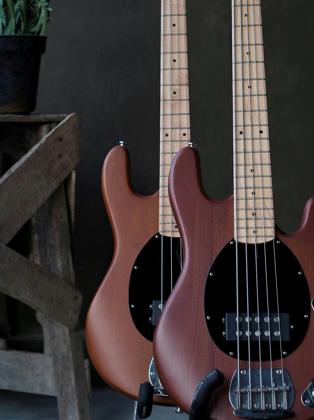 brown and black acoustic guitar