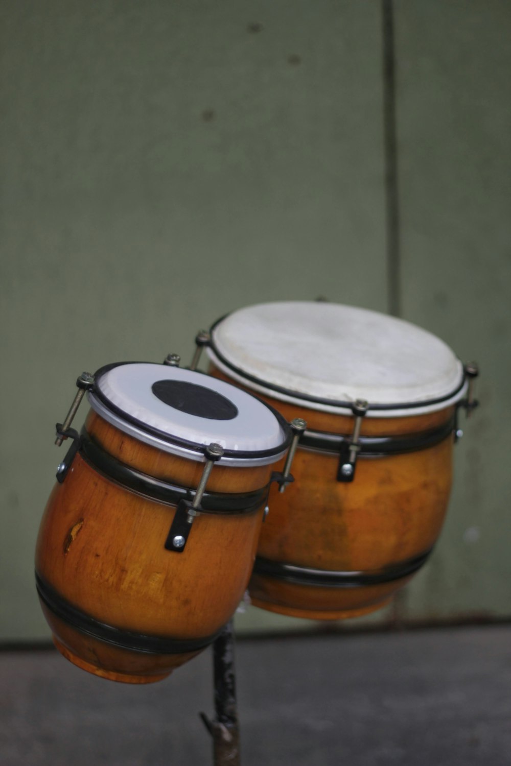 brown and white drum set