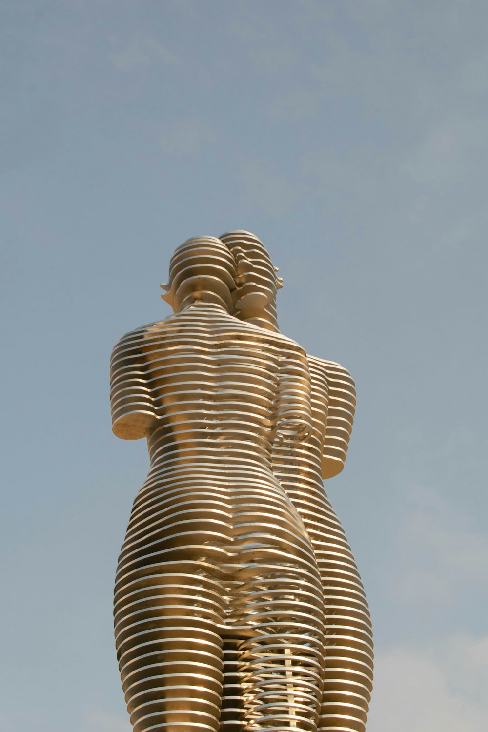 estátua de buddha de ouro sob o céu azul durante o dia