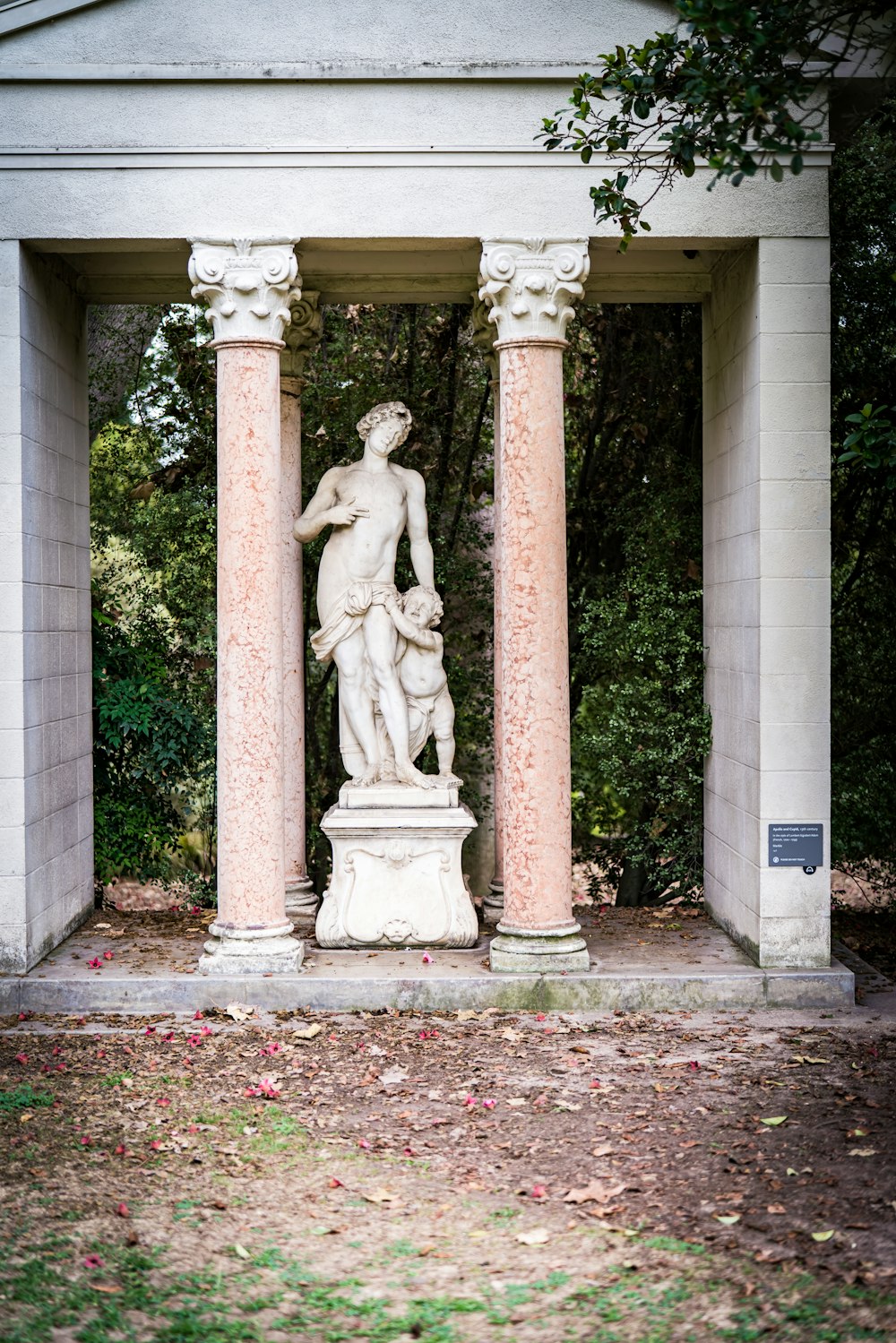 Statue d’homme en béton brun