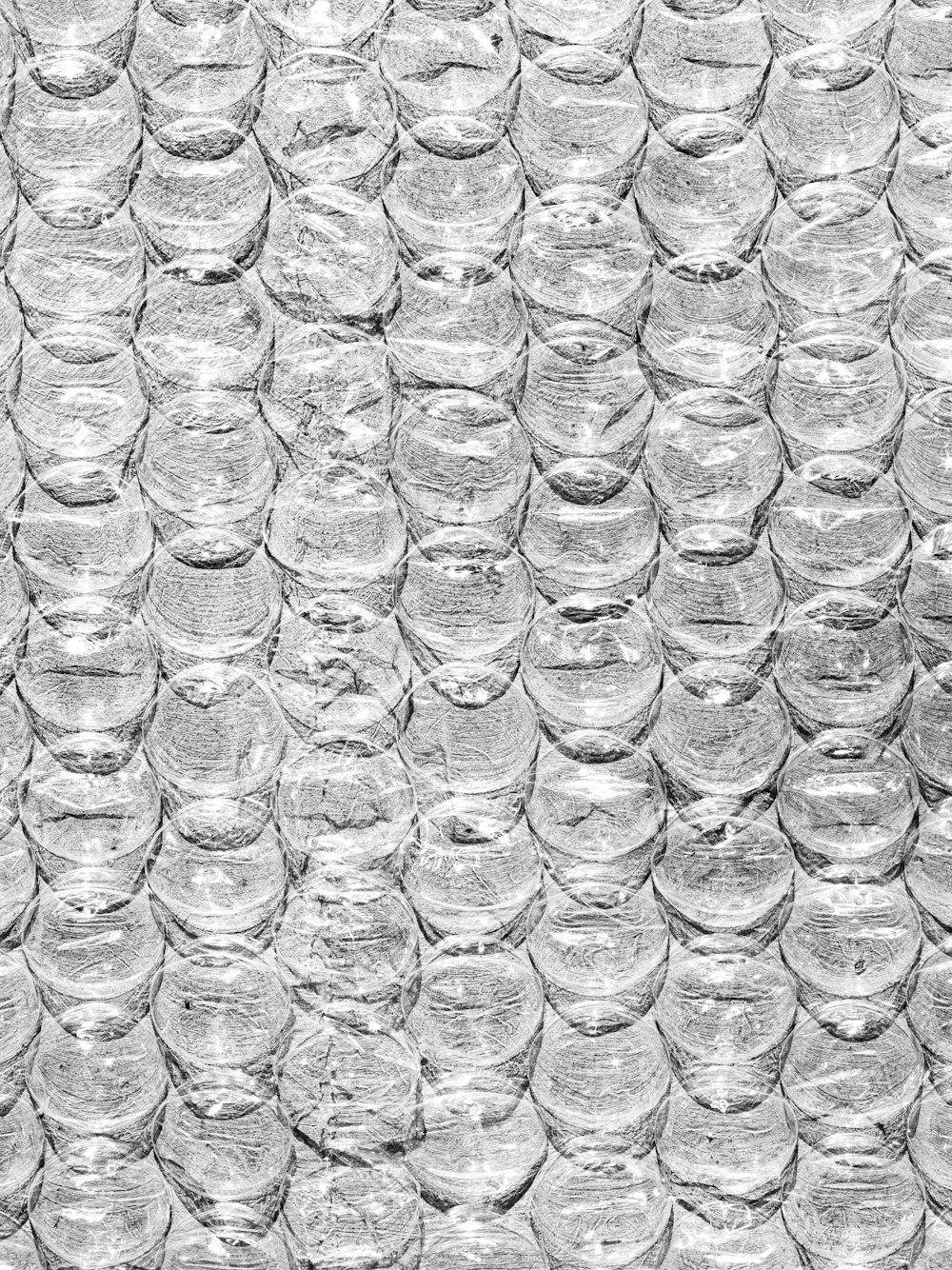 Foto en escala de grises de gotas de agua en vidrio