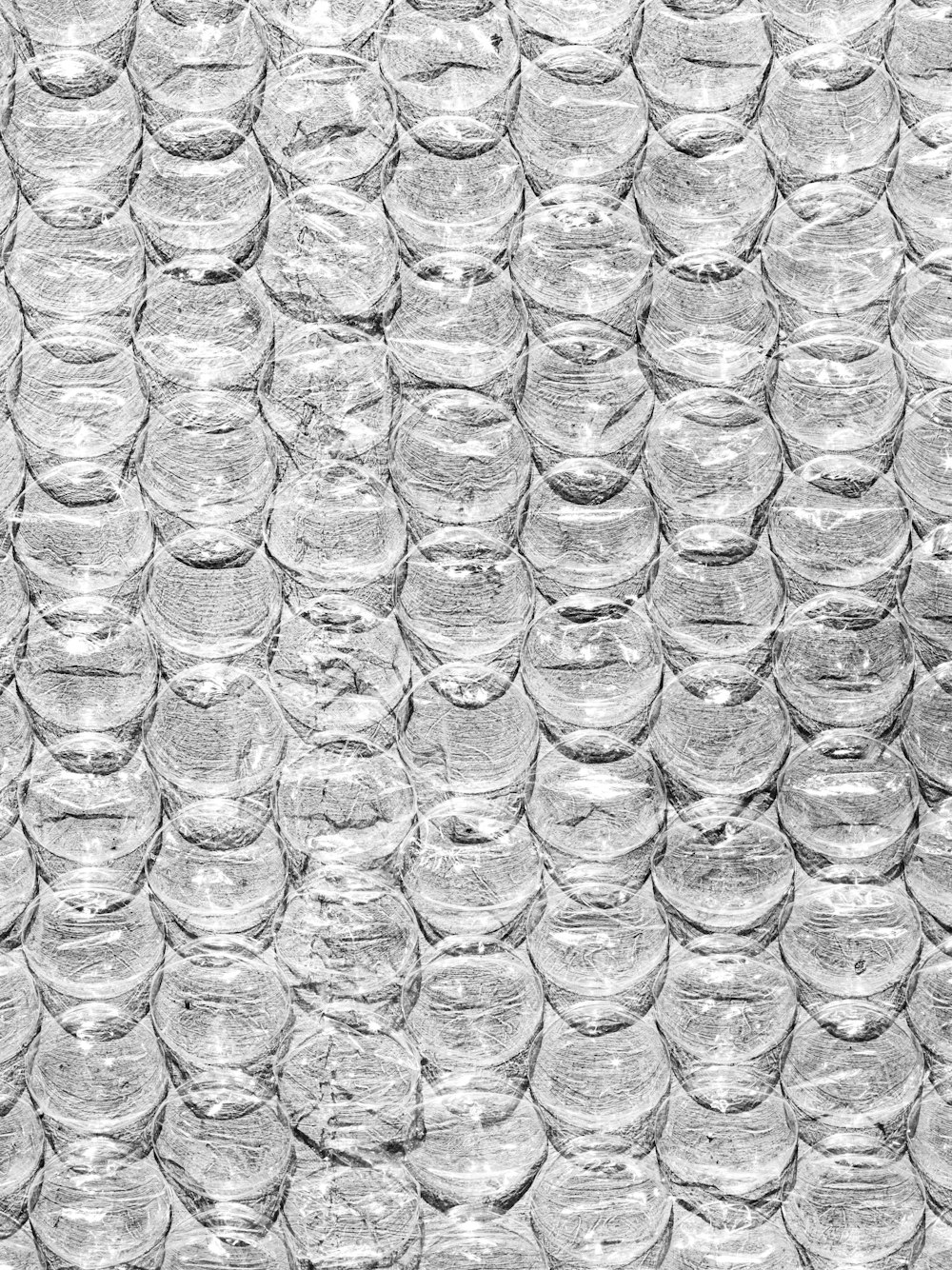 Photo en niveaux de gris de gouttelettes d’eau sur du verre