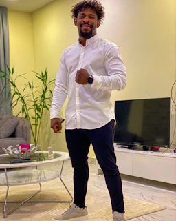 A friendly technician explaining maintenance tips to a homeowner in their living room.