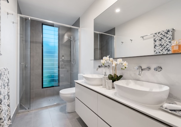 white ceramic sink with mirror