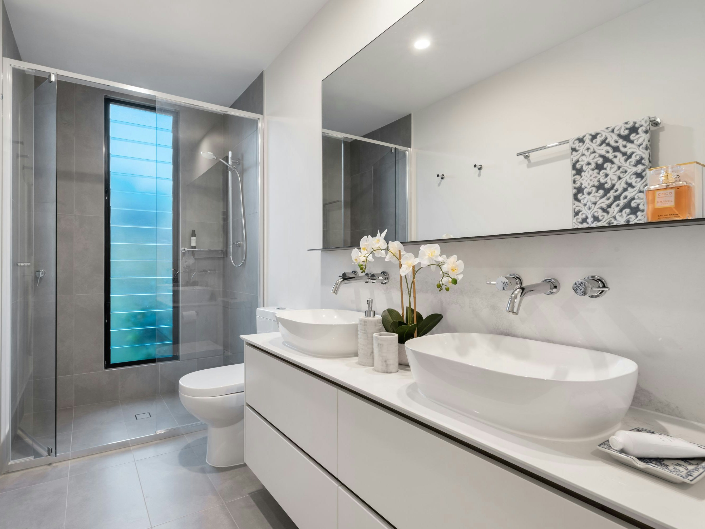 white ceramic sink with mirror