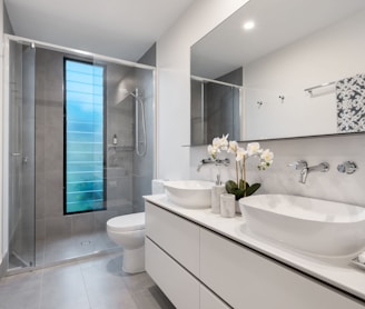 white ceramic sink with mirror