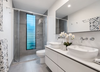 white ceramic sink with mirror