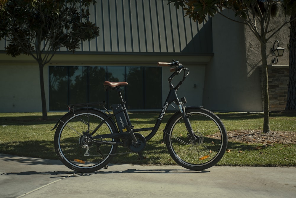 black and gray hardtail mountain bike