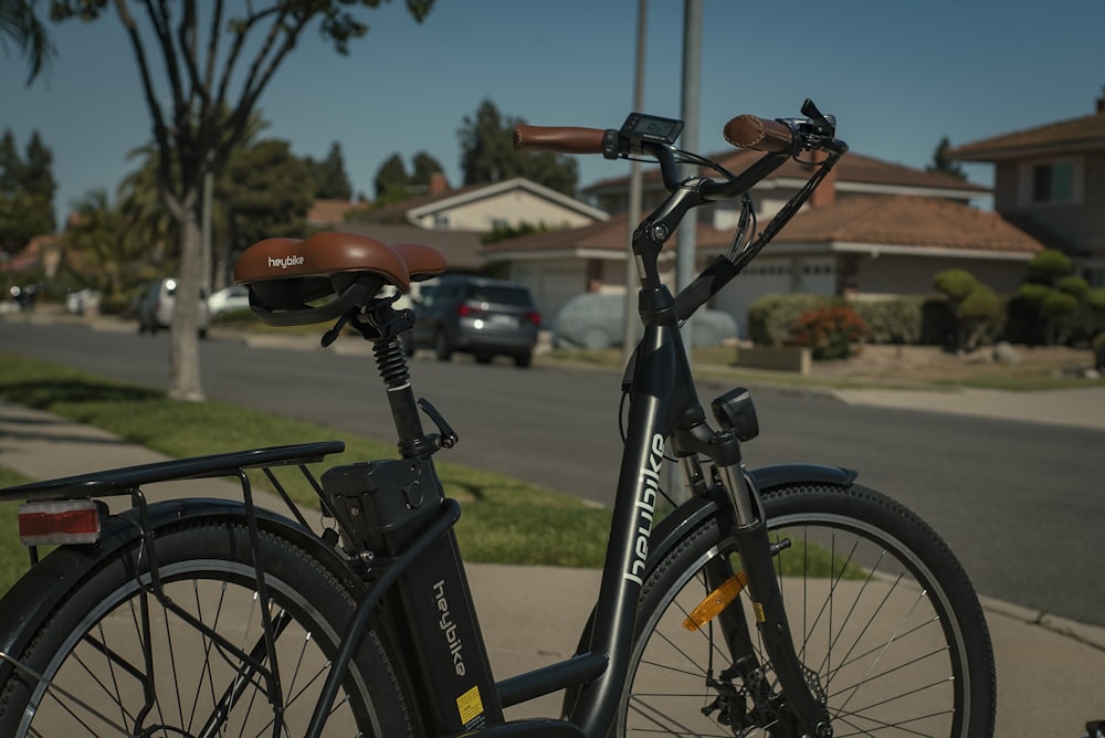 Bicicleta negra y naranja en el campo de hierba verde durante el día