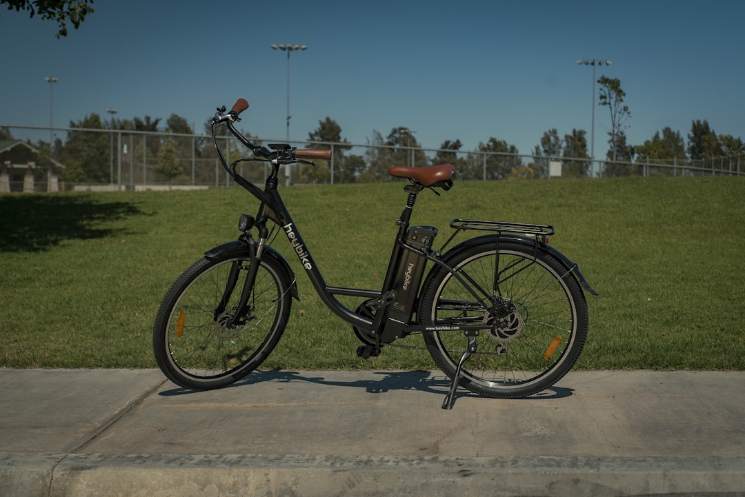 Pedal Through the Concrete Jungle: An Insider's Guide to Seeing New… — Pedal Through the Concrete Jungle