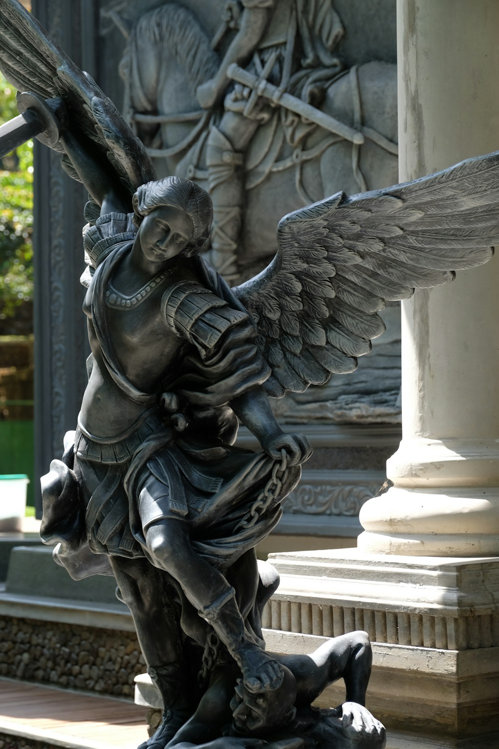 Hombre en la estatua del abrigo negro