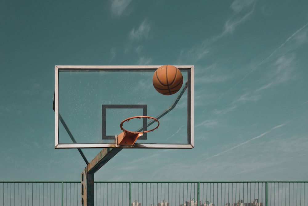 canestro da basket sotto il cielo blu durante il giorno