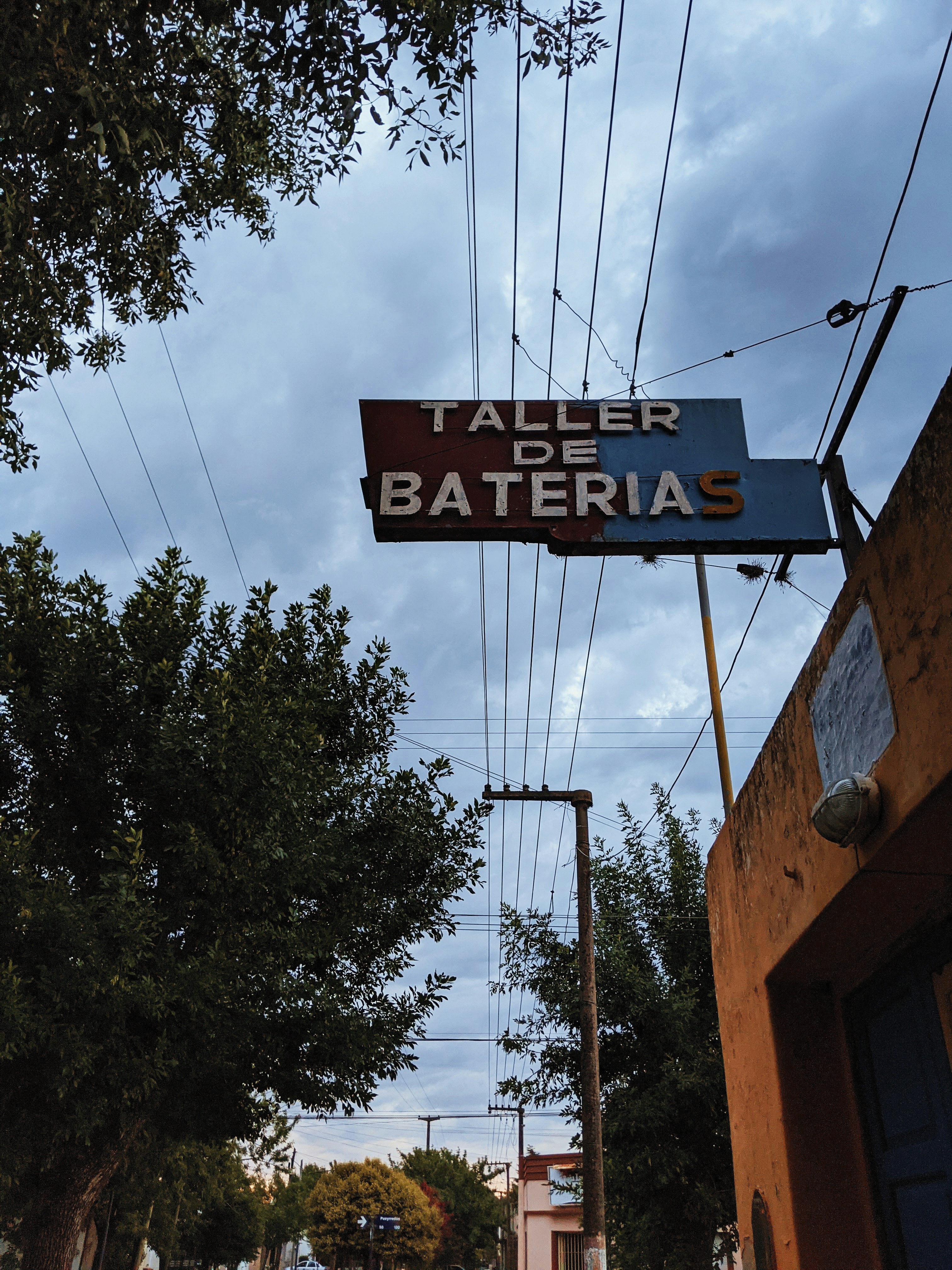 Jorge Guzmán impartiendo taller educativo sobre energía solar a estudiantes de secundaria en Maicao