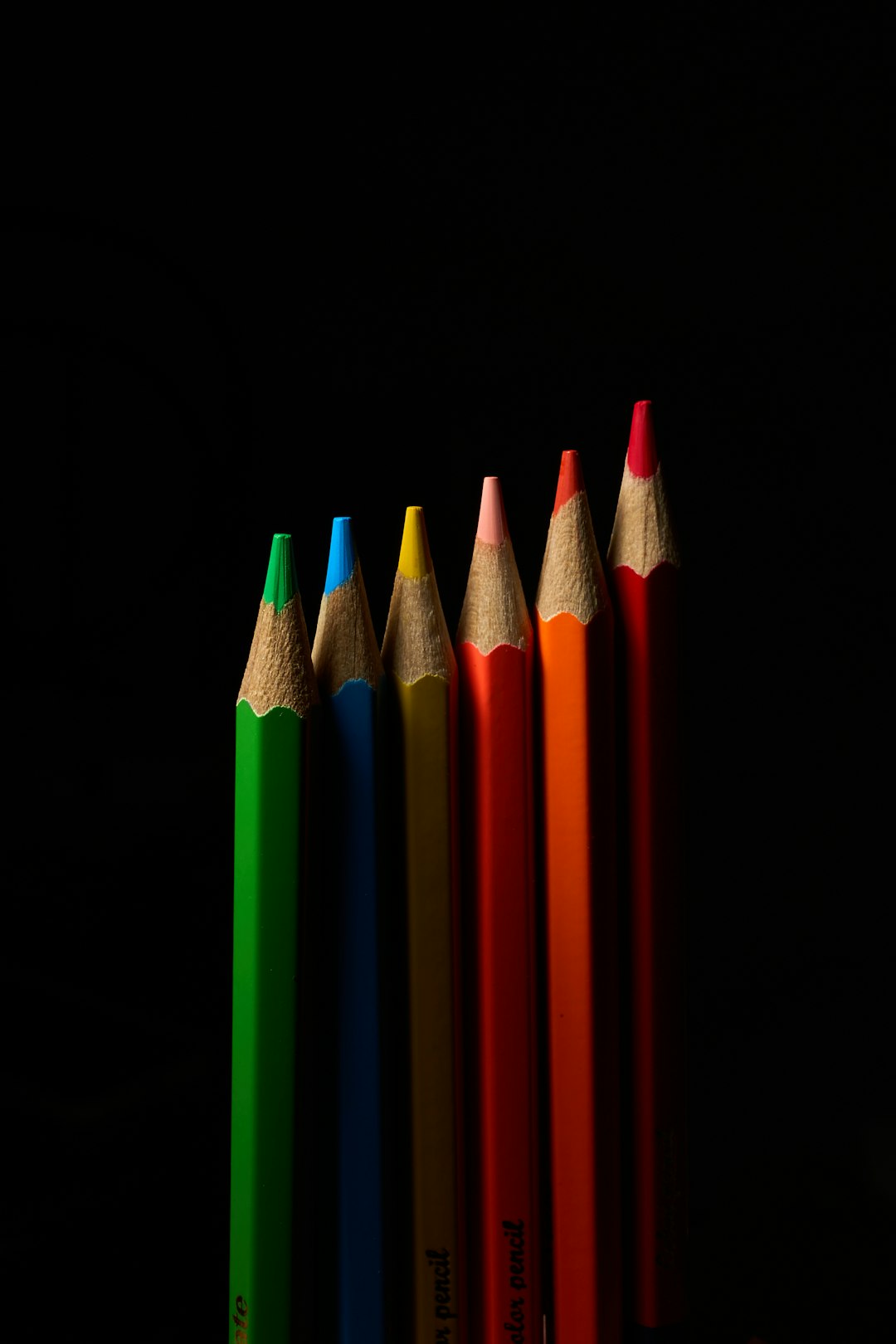 red green and blue color pencils