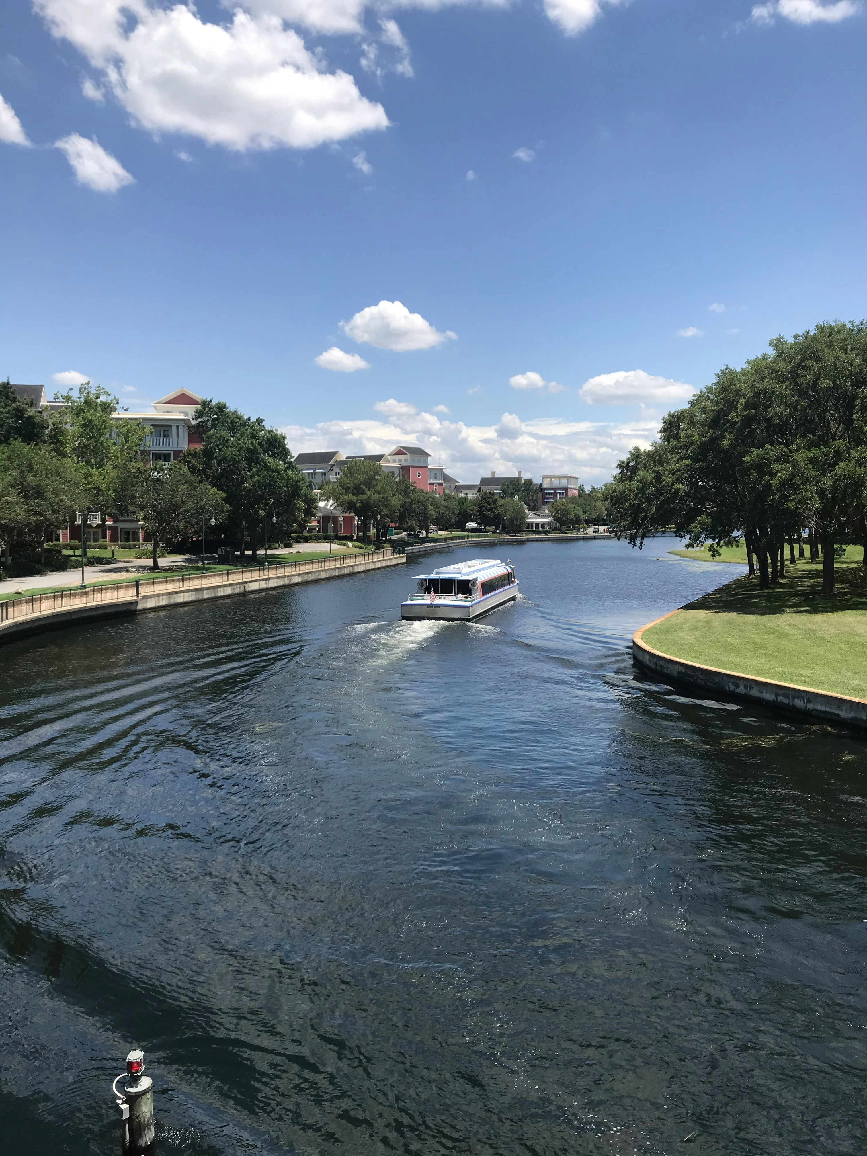 weißes und blaues Boot tagsüber auf dem Fluss