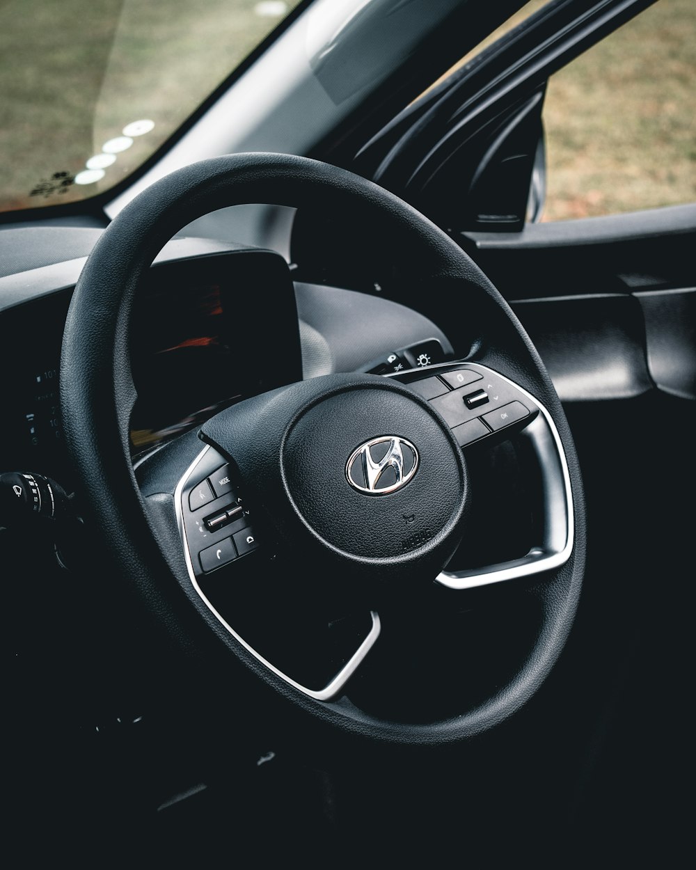 black mercedes benz steering wheel