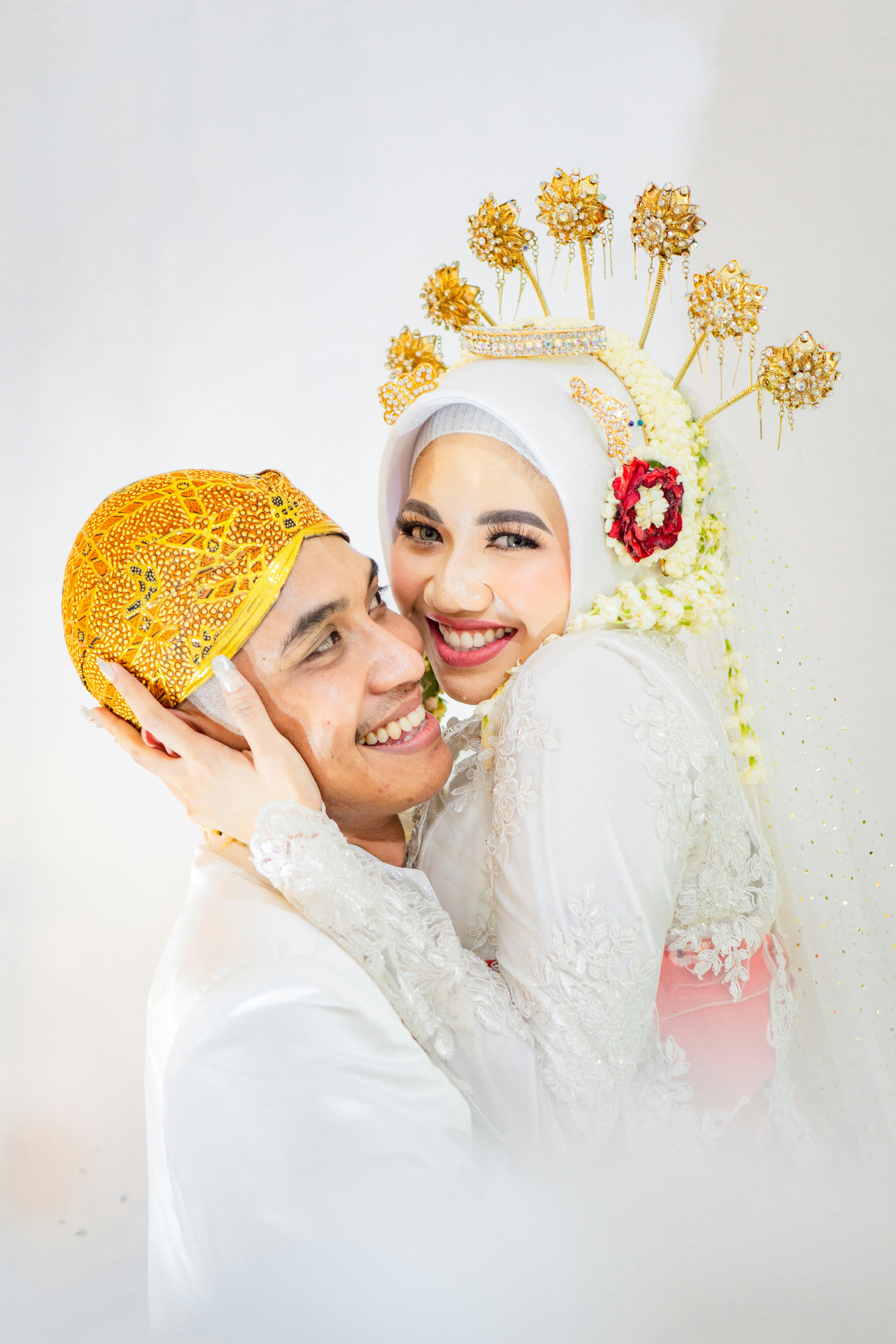 Wanita dengan gaun bunga putih tersenyum