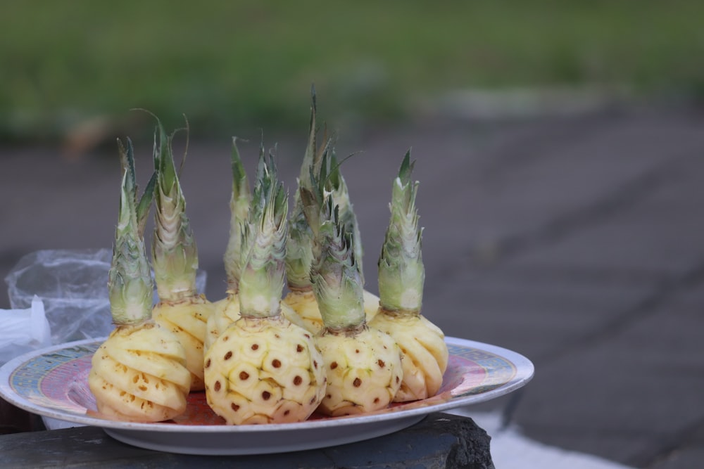 fruta amarilla y negra en plato de cerámica blanca