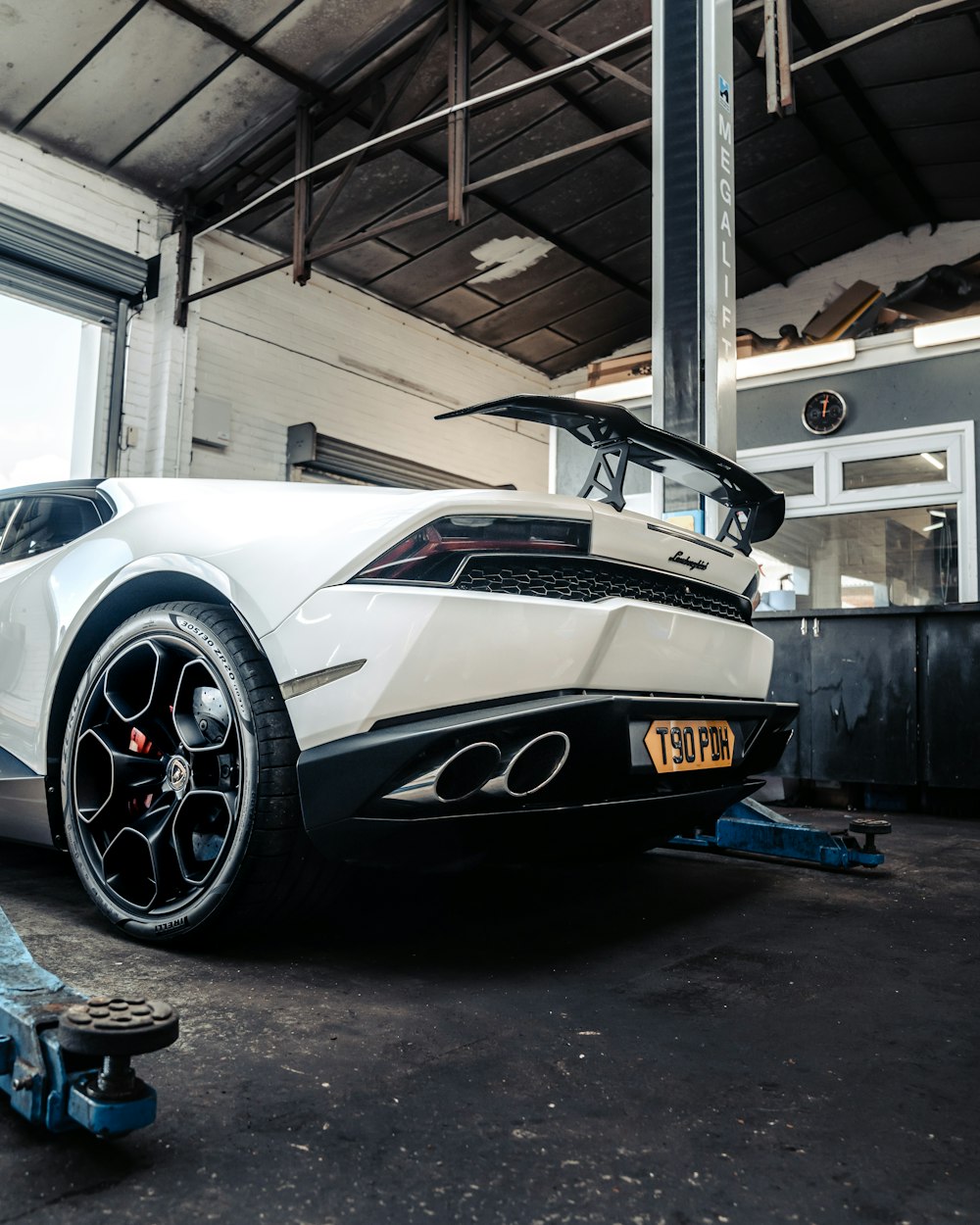 Weiß-schwarzer Porsche 911 in der Garage geparkt