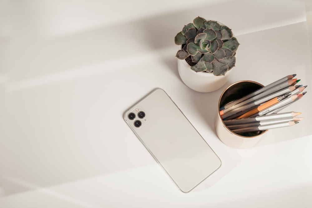 Silber iPhone 6 auf weißem Tisch