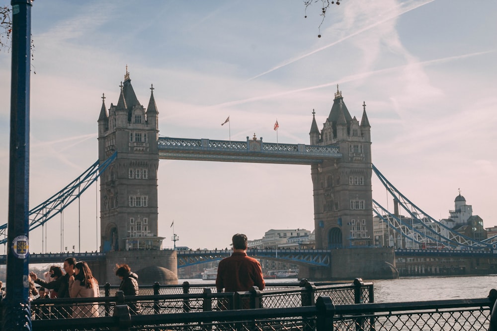 persone che camminano sul ponte durante il giorno