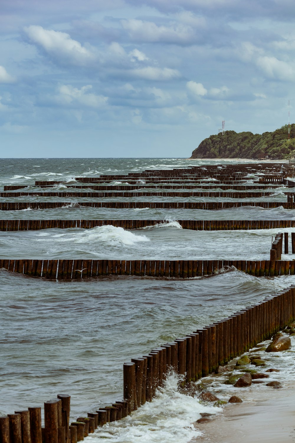 Braunes Holzdock auf See tagsüber