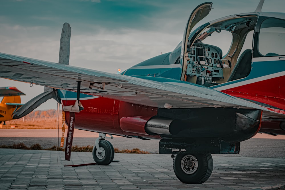 aeroplano rosso e bianco sotto il cielo blu durante il giorno