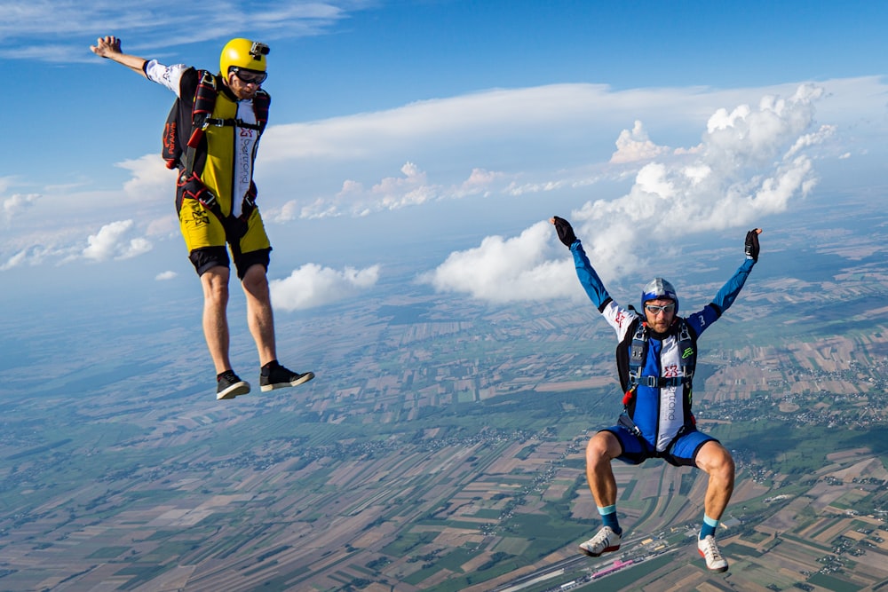 2 hommes en chemise en jersey bleu et jaune et short jaune courant sur le terrain pendant la journée